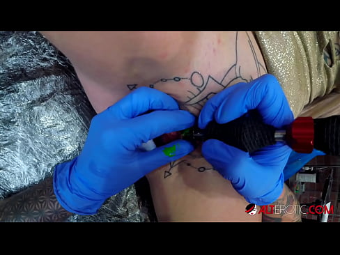 ❤️ Uiters getatoeëerde hottie Sully Savage het 'n tatoeëermerk op haar klitoris gekry ☑ Gehaltepornografie op af.battlepass-bonuse.ru ﹏