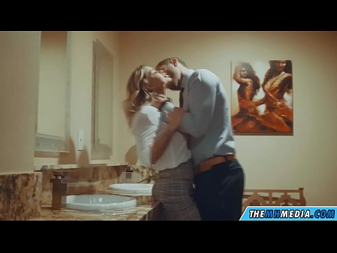 ❤️ Wanneer 'n rondborstige blondine jou in 'n openbare toilet verlei ☑ Gehaltepornografie op af.battlepass-bonuse.ru ﹏